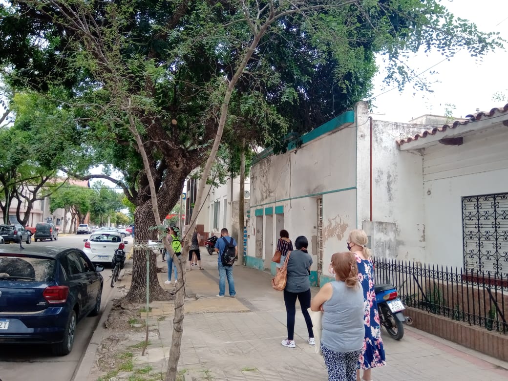 Masiva concurrencia  en los cajeros de los bancos varillenses-Imágenes