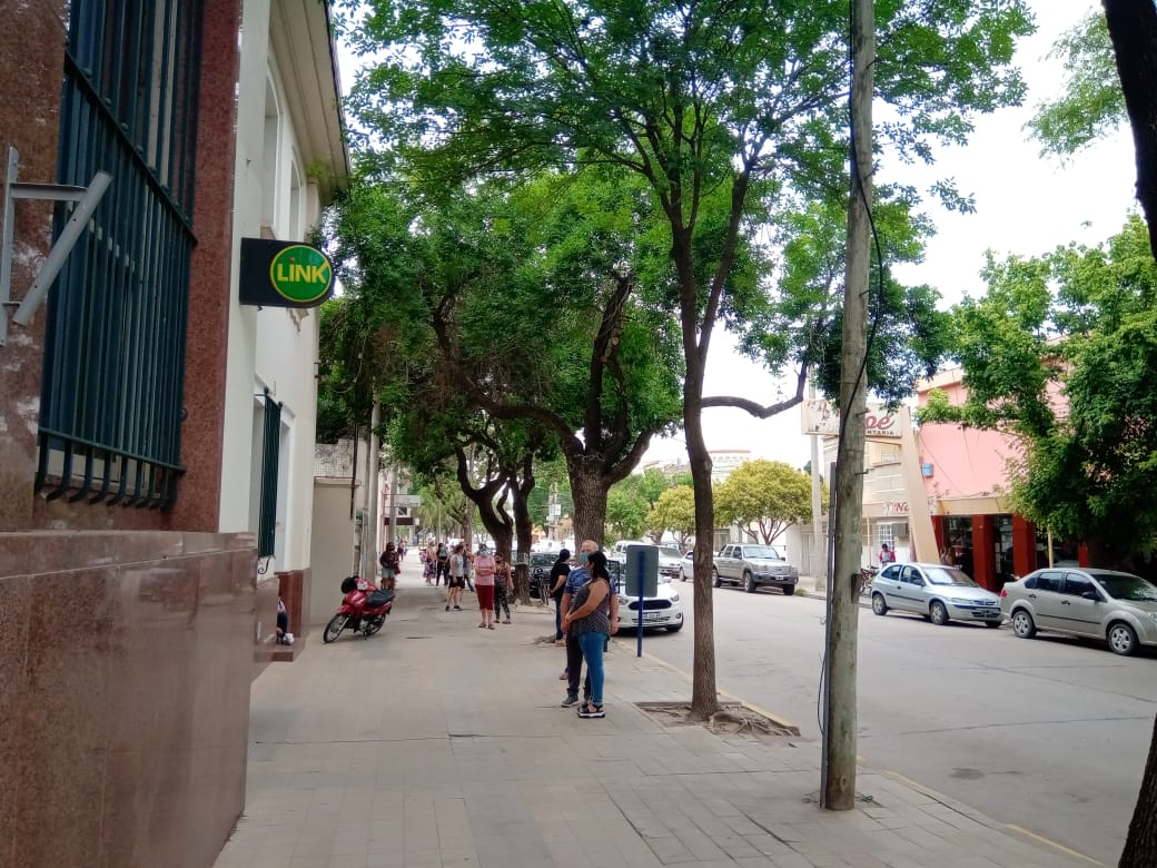 Masiva concurrencia  en los cajeros de los bancos varillenses-Imágenes