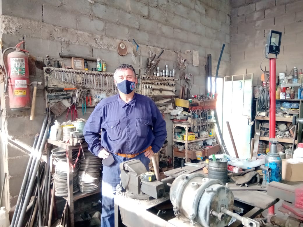Hace un año le desvalijaron el taller. Sólo recuperó una botella de vino