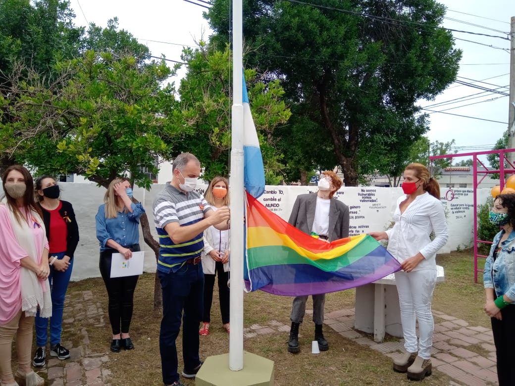 Izamiento de la bandera de la Diversidad Sexual