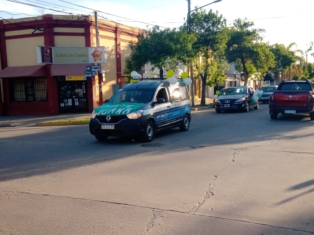 Egresados del nivel primario del Dalmacio Vélez Sarsfield realizaron caravana por la ciudad