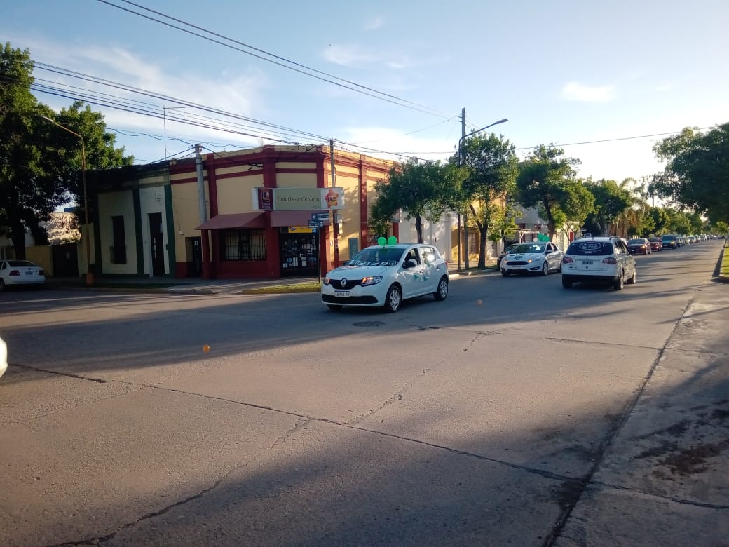 Egresados del nivel primario del Dalmacio Vélez Sarsfield realizaron caravana por la ciudad