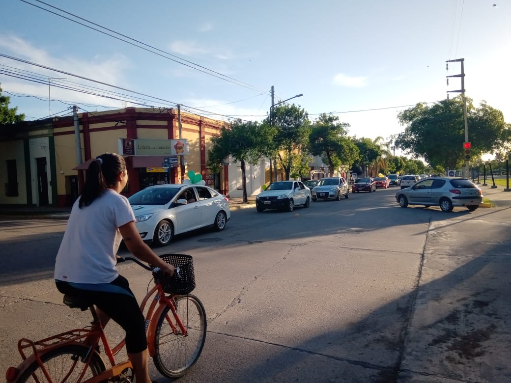 Egresados del nivel primario del Dalmacio Vélez Sarsfield realizaron caravana por la ciudad