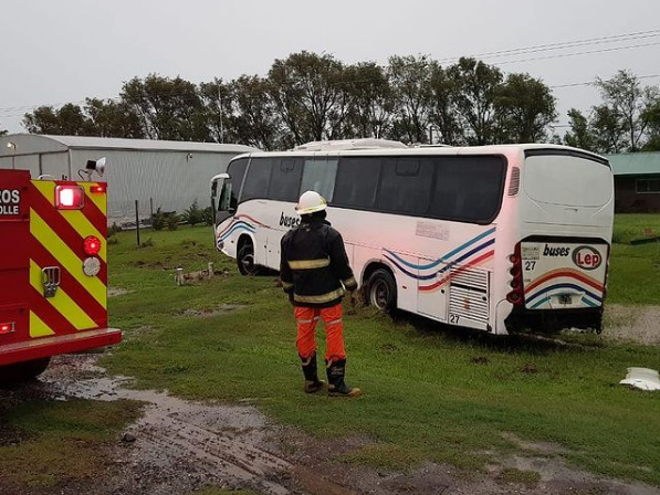 Un colectivo de Buses Lep se despistó en la R.N. 158 a la altura de Pozo del Molle