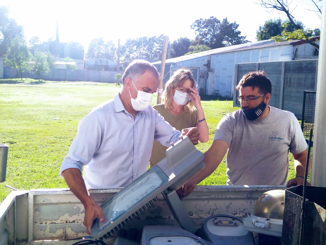 El Municipio recambia luminarias en Barrio Juan XXIII