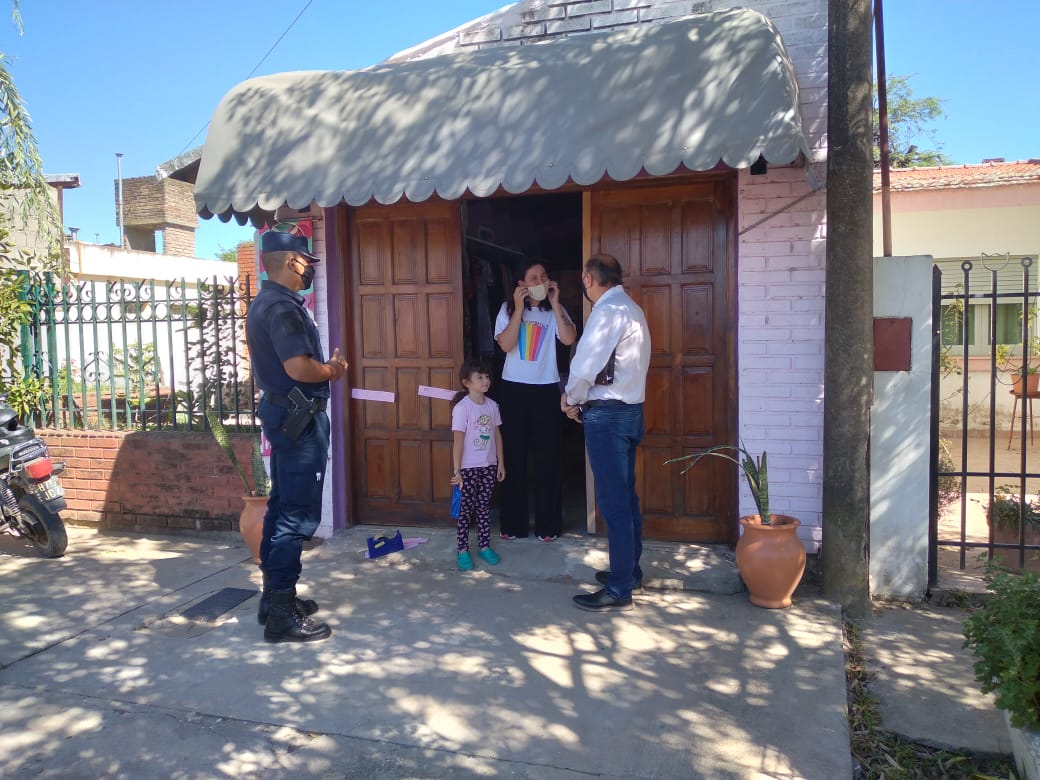 Policías de la provincia y municipal realizan campaña puerta a puerta