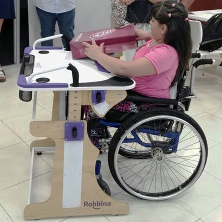 Docente universitaria diseñó un pupitre inclusivo para personas sin movilidad propia