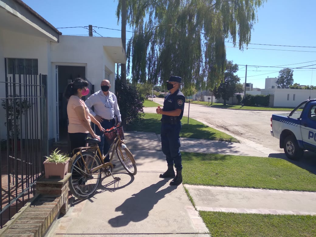 Policías de la provincia y municipal realizan campaña puerta a puerta