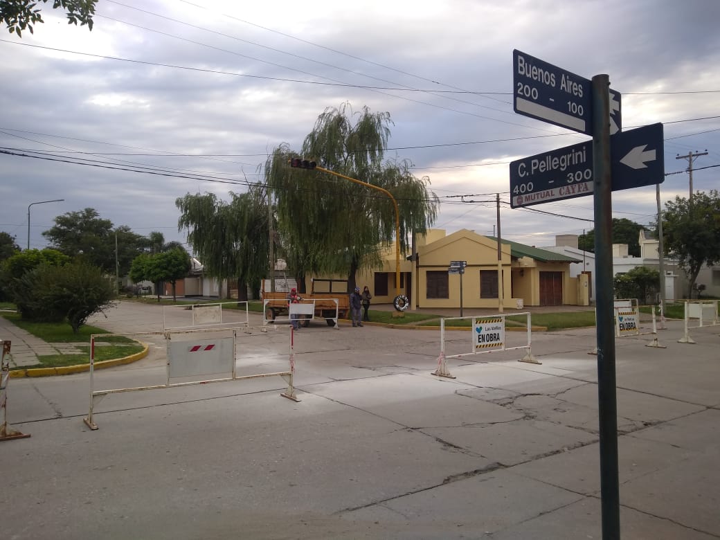 Iniciaron trabajos de bacheo en la intersección de Carlos Pellegrini y Buenos Aires