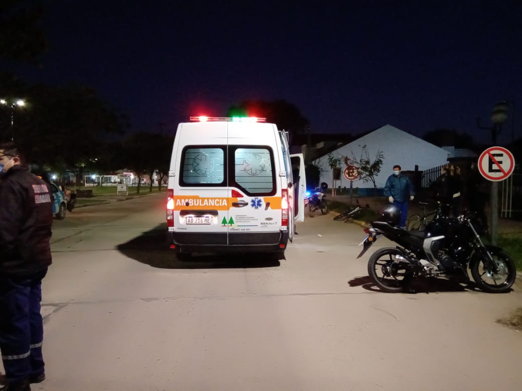 Accidente entre moto y bicicleta frente a la DAS