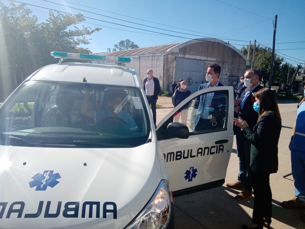 Calvo entregó material a clínicas y hospital y amplió  anuncios sobre cloacas