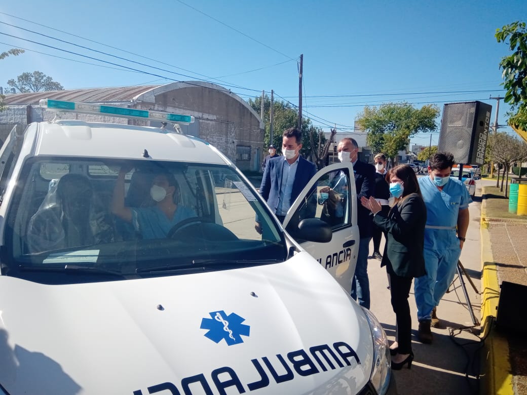 Calvo entregó material a clínicas y hospital y amplió  anuncios sobre cloacas