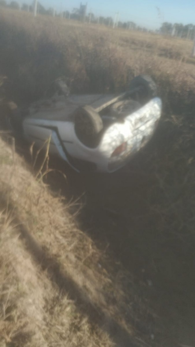 Automóvil cayó a profunda zanja. No habría lesionados de gravedad