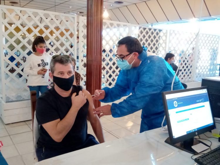 Este viernes vacunaron a más de 200 personas contra el covid en Las Varillas