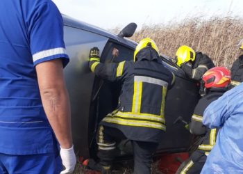 Vuelco de un vehículo en camino rural