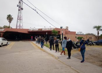 Gran número  de personas respondió a una convocatoria para vacunación anticovid