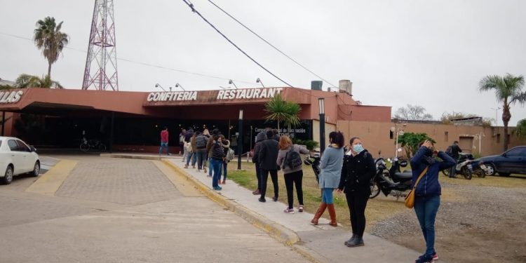 Gran número  de personas respondió a una convocatoria para vacunación anticovid