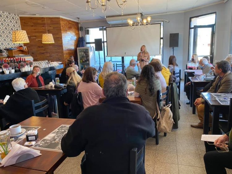 Se realizó la primera edición del café literario “Como pez en el agua”