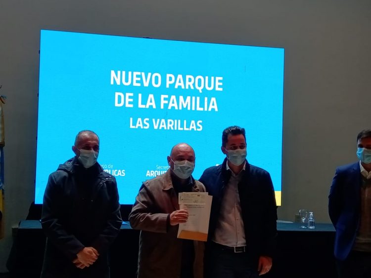 Calvo anunció la construcción del Parque de la Familia y realizó aportes para municipios e instituciones