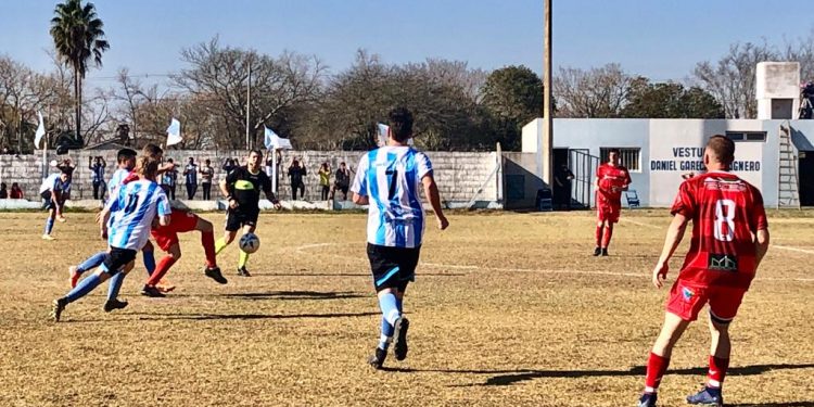 En el comienzo del fútbol regional, Huracán se quedó con el clásico ante Mitre