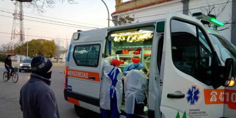 Un hombre se descompuso en la vía pública y fue atendido por EMMA