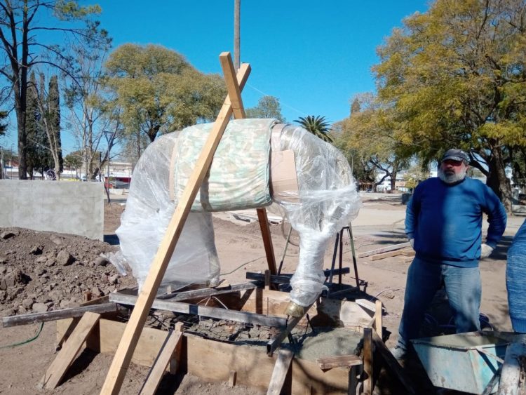 Las esculturas de San Martín y su caballo llegaron a Las Varillas