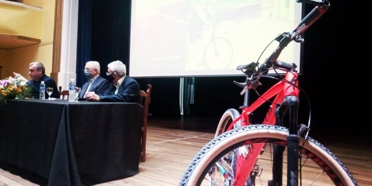 Isidro Calvo presentó su libro “Pedaleando Mi Vida”