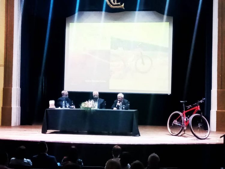 Isidro Calvo presentó su libro “Pedaleando Mi Vida”