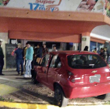 Violento choque entre dos autos en la intersección de Roque Sáenz Peña y Vélez Sarsfield