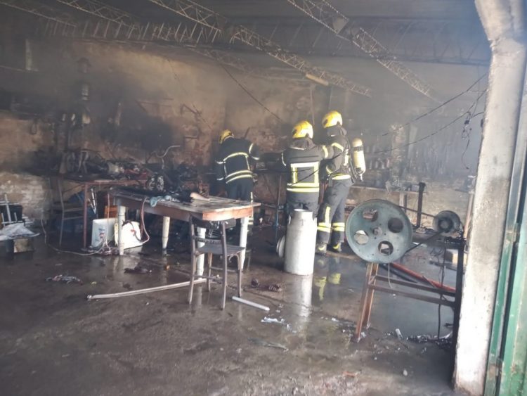 Las Varas: incendio en un taller ubicado en el patio de una vivienda