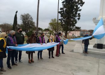 El Club de Leones de Las Varillas donó una nueva bandera para la Plaza Independencia