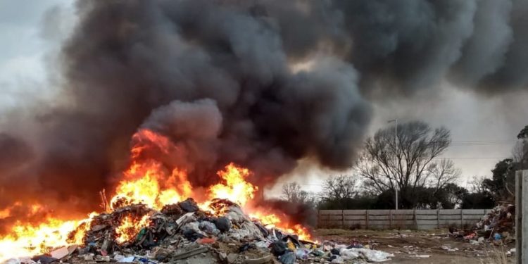 Bomberos Voluntarios sofocaron incendio en el basural de Las Varas