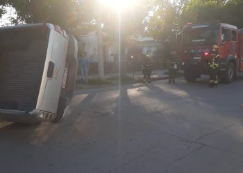 Violento choque entre una camioneta y un auto en la intersección de Urquiza y Almirante Brown