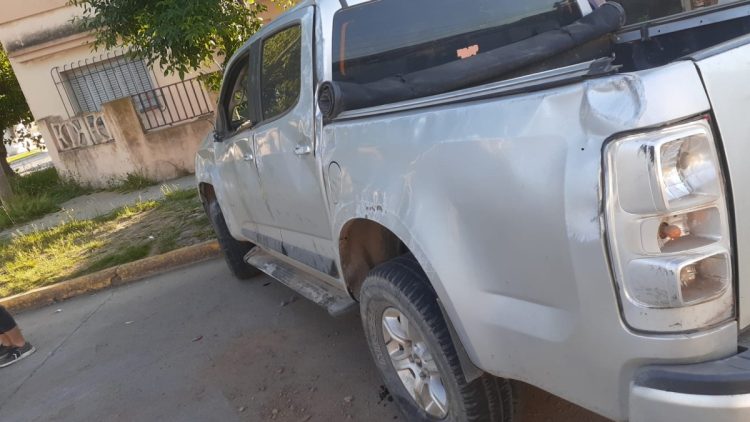 Violento choque entre una camioneta y un auto en la intersección de Urquiza y Almirante Brown