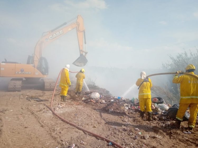 Combaten incendio en el Basural sur
