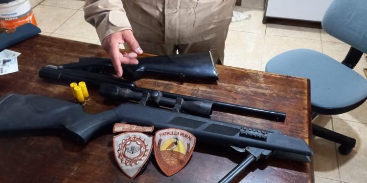 Detuvieron a un sujeto con armas de fuego en un camino rural de Laspiur