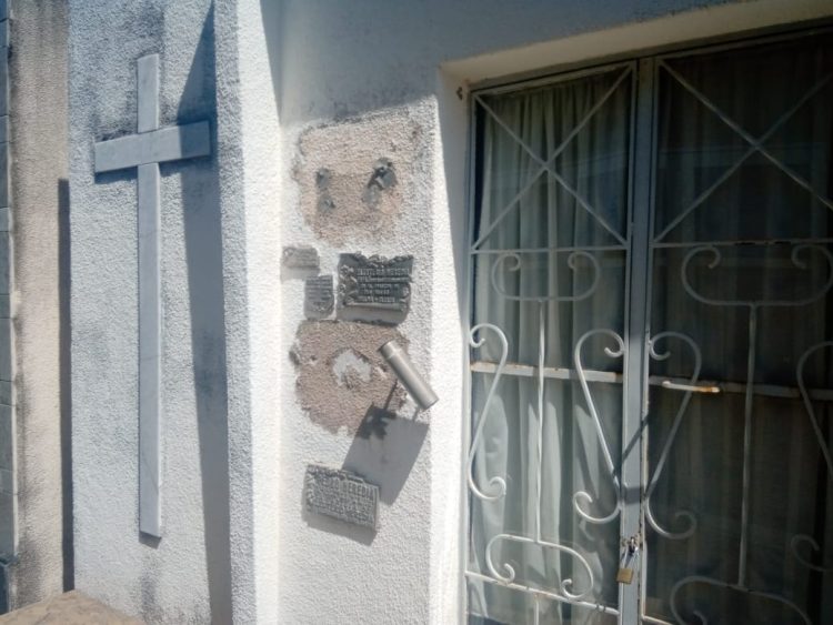 Robaron placas de bronce en el cementerio de nuestra ciudad