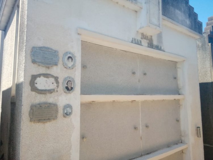 Robaron placas de bronce en el cementerio de nuestra ciudad