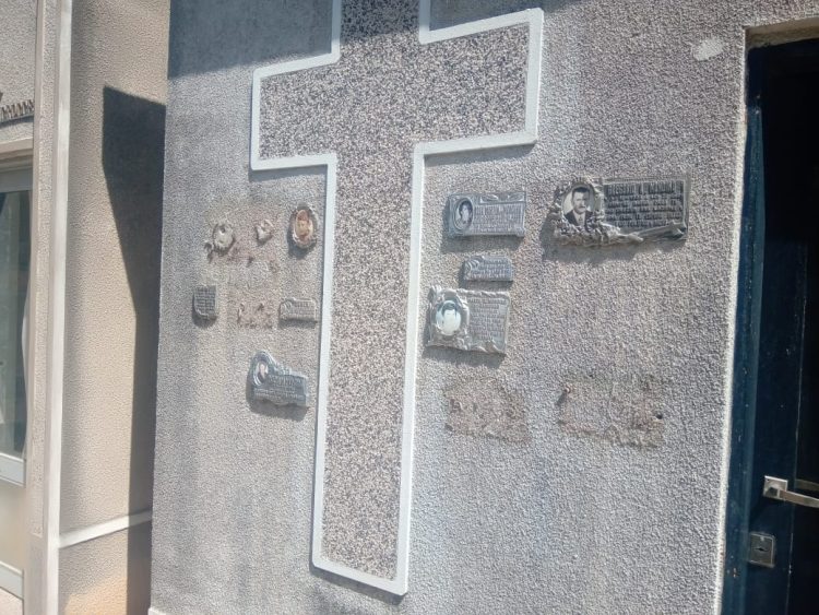 Robaron placas de bronce en el cementerio de nuestra ciudad