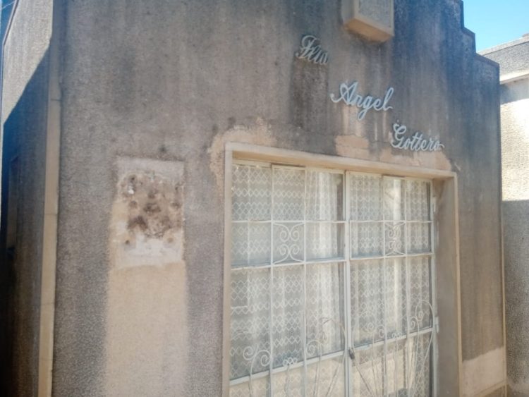 Robaron placas de bronce en el cementerio de nuestra ciudad