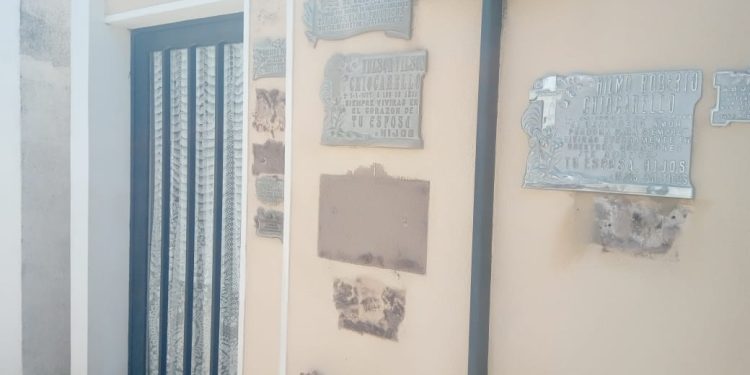 Robaron placas de bronce en el cementerio de nuestra ciudad