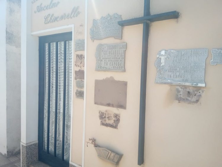 Robaron placas de bronce en el cementerio de nuestra ciudad