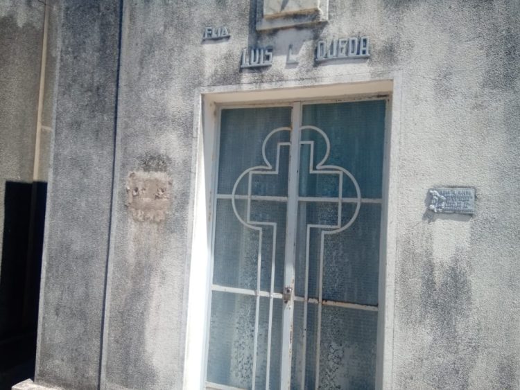 Robaron placas de bronce en el cementerio de nuestra ciudad
