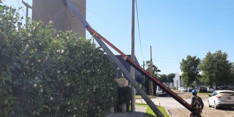 Cayó sobre una casa  un poste que instala una empresa de telecomunicaciones