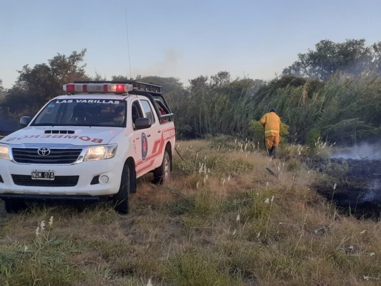 Bomberos combatieron un incendio de grandes proporciones en zona rural de San Agustín