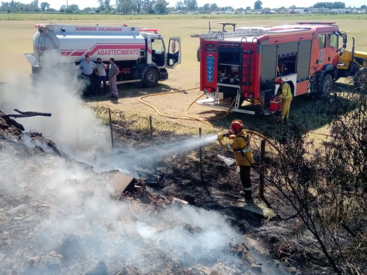 Cuatro dotaciones de bomberos trabajaron hoy en el basural norte