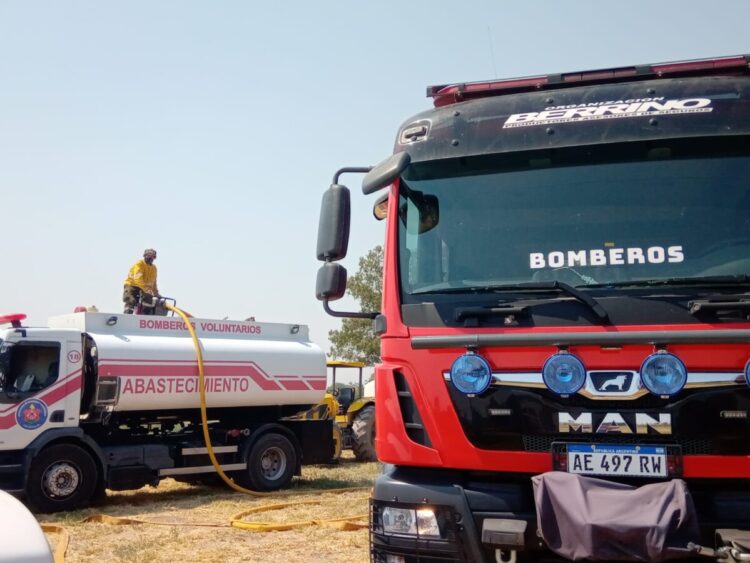 Se reinició el fuego en un predio donde ayer ardieron rollos de alfalfa