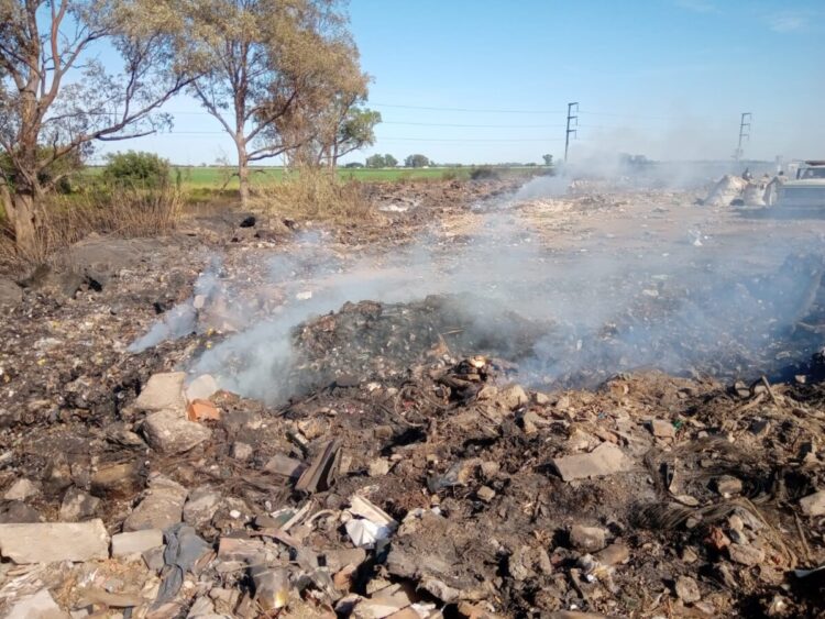 Cuatro dotaciones de bomberos trabajaron hoy en el basural norte