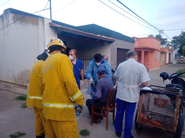 Bomberos rescataron a un hombre que había quedado atrapado entre un techo y un árbol