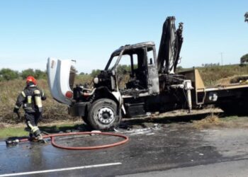 Se incendió un camión que circulaba por Ruta 13